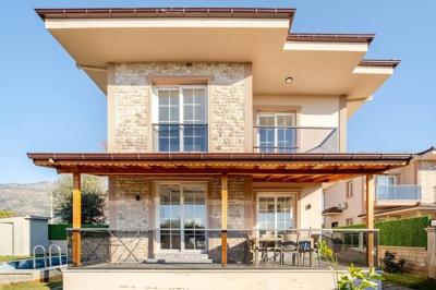 Villa Lake 2