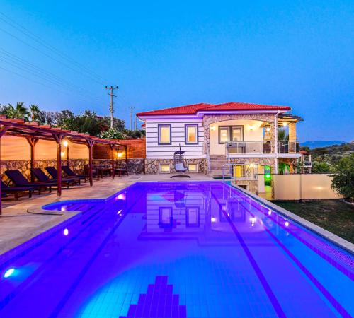 Villa Bellevue, Seydikemer'de 4 Odalı 9 Kişilik Havuzlu Kiralık Villa - Birebirvilla