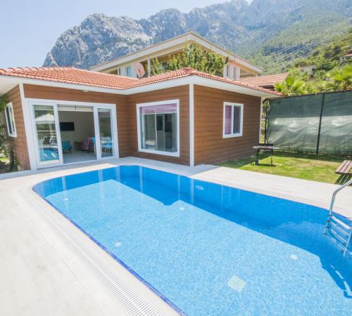 Villa Taç 1, Antalya'nın Konyaaltı Hurma Hisarçandır mevkiinde  yer alan 2 yatak odalı, 4 kişi kapasiteli tatil villasıdır - Birebirvilla