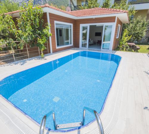Villa Taç 2, Antalya'nın Konyaaltı Hurma Hisarçandır mevkiinde  yer alan 2 yatak odalı, 4 kişi kapasiteli tatil villasıdır - Birebirvilla