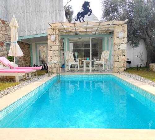 Villa Pony, Kalkan Akbel'de 2 Kişilik Muhafazakar Balayı Villası - Birebirvilla