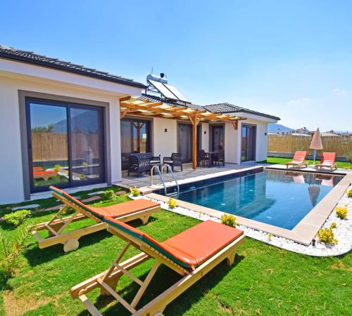Villa Benetto, Fethiye Çamköy'de 2 Odalı Jakuzili ve Saunalı Kiralık Villa - Birebirvilla