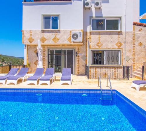 Villa Zirve, Kalkan'da 9 Odalı Deniz Manzaralı Aile Villası - Birebirvilla