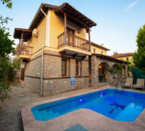 Villa Koşar Akarca, Fethiye Çalış Bölgesinde 3 Odalı 10 Kişilik Kiralık Villa - Birebirvilla