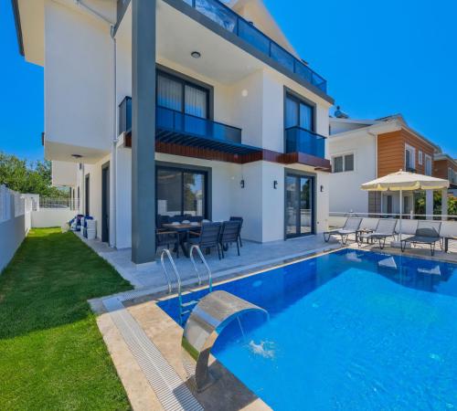 Villa Cunda 4 , Fethiye Merkezde 3 Odalı 2 Katlı Kiralık Tatil Villası - Birebirvilla