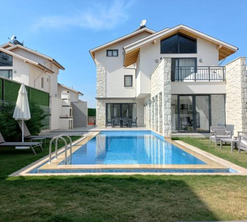 Villa Yalçın 4, Fethiye-Ovacık'da 4 Odalı Jakuzili Lüks Kiralık Villa - Birebirvilla
