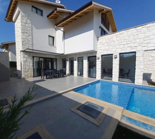 Villa Yalçın 1, Fethiye-Ovacık'da 4 Odalı Jakuzili Lüks Kiralık Villa - Birebirvilla