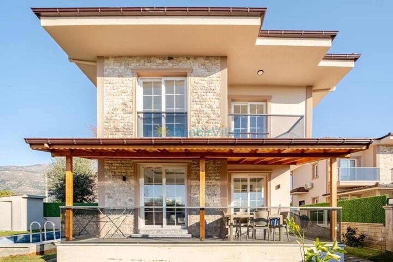 Villa Lake 2